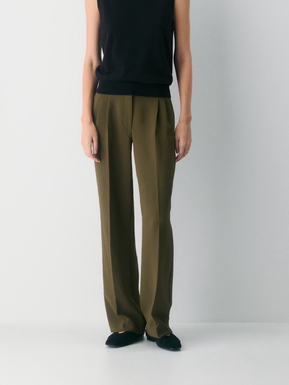 Aritzia The Effortless Pant, Low-Rise, Size 16 in Private Green.